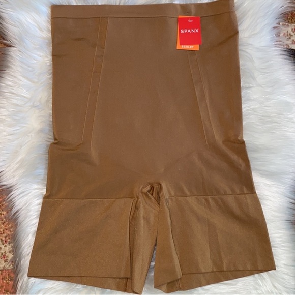 New! Spanx OnCore High-Waist Mid-Thigh Short - Picture 1 of 8